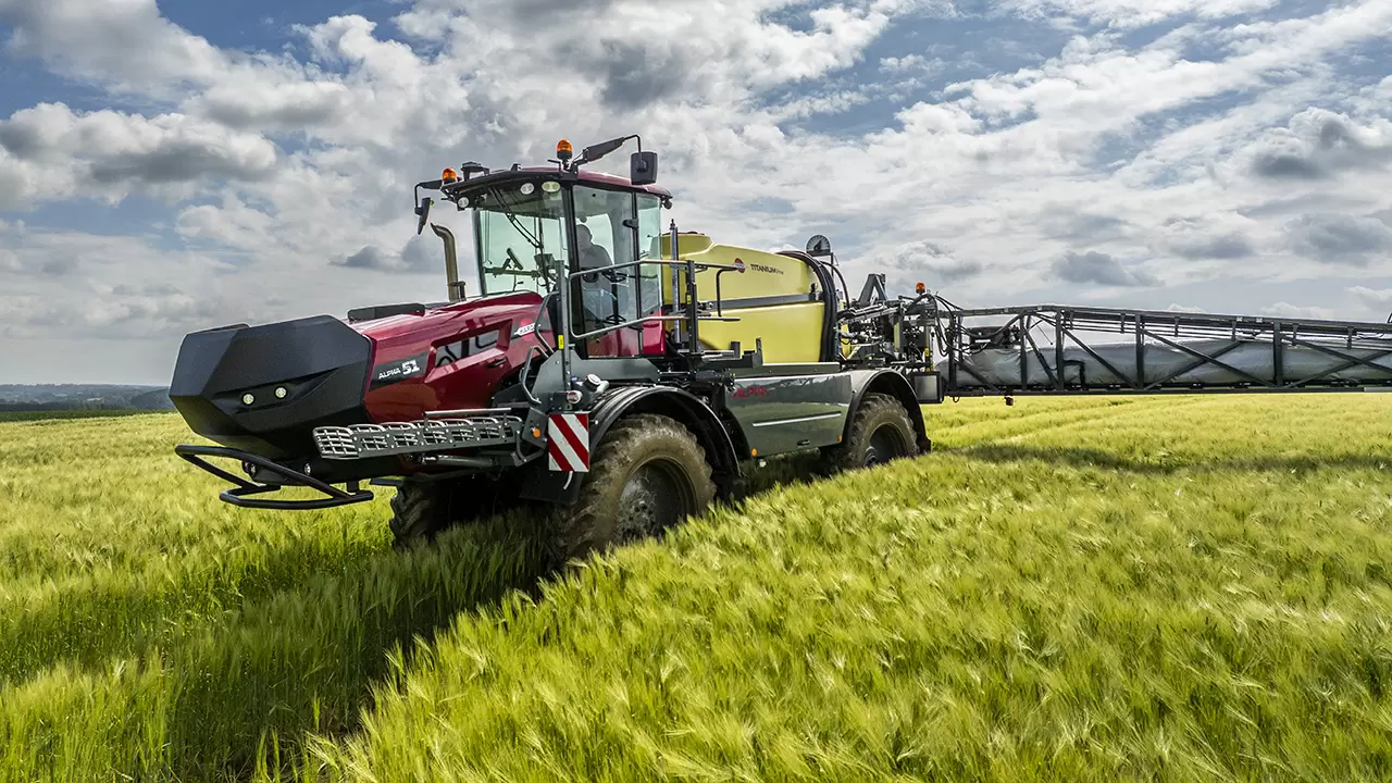 Hardi Alpha comes with a range of high-tech features for precise and easy operation: