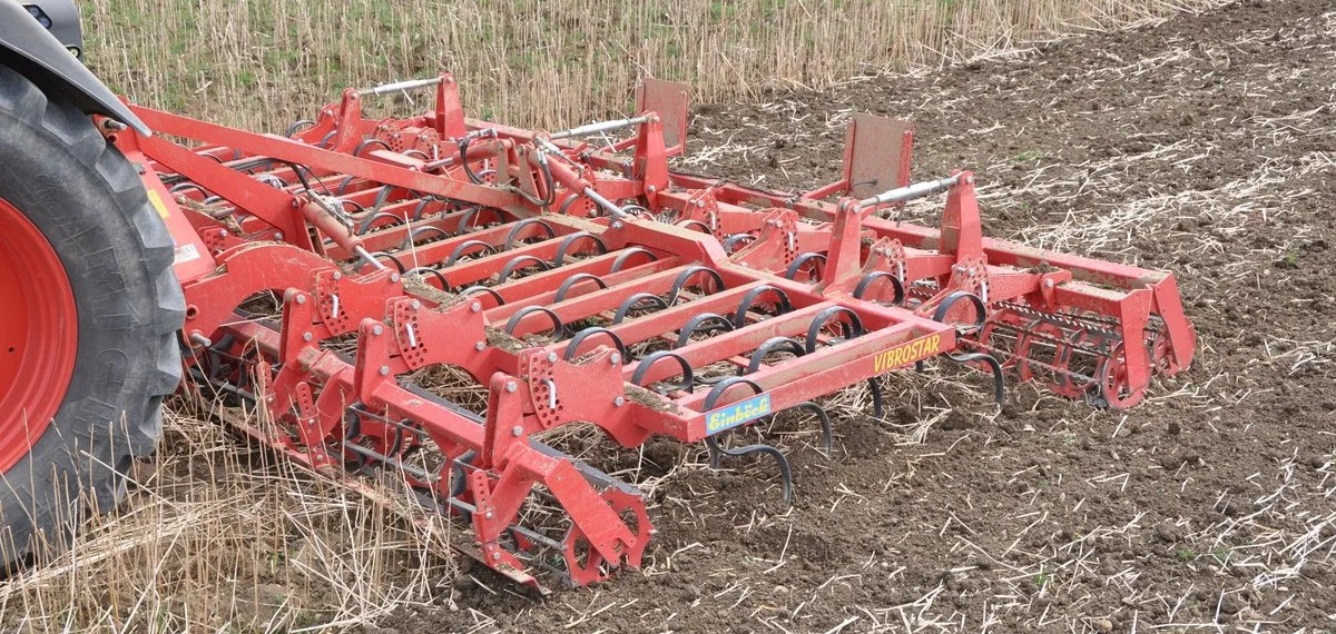 Flat seedbed preparation with a front roller